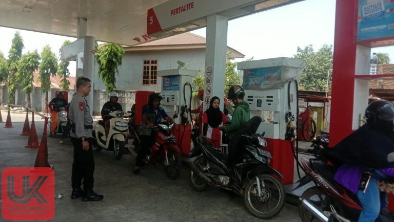 Kanit Samapta Polsek Pangkajene Laksanakan Patroli dan Monitoring SPBU Antisipasi Kemacetan Akibat antrian panjang BBM