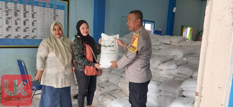 Bhabinkamtibmas Kelurahan Kassi Pantau Penyaluran Beras CBP BULOG Tahap II, 653 Penerima Masing-Masing Terima 3 Karung.