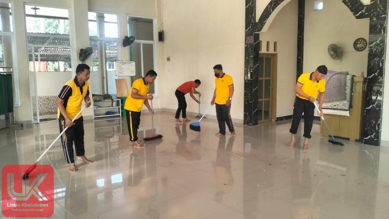 Polisi Sahabat Siswa! Kapolsek Ma’rang Kompak Kerja Bakti Bersihkan Musollah SMPN 1