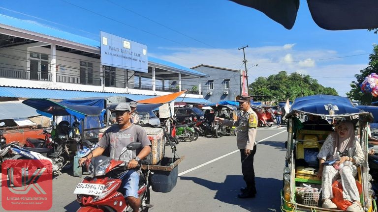 Hadir di Tengah Warga, Bhabinkamtibmas Kassi Patroli dan Atur Lalin di Pasar Rakyat Kassi