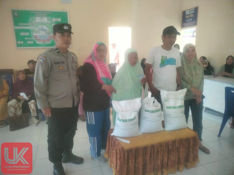 Pastikan Penyaluran Tepat Sasaran, Bhabinkamtibmas Polsek Segeri Pantau Pembagian Beras