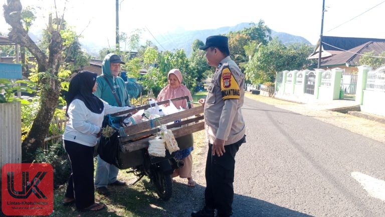 Bhabinkamtibmas Polsek Balocci Sambangi Ibu-Ibu yang Sedang Beli Sayur, Sampaikan Pesan Kamtibmas