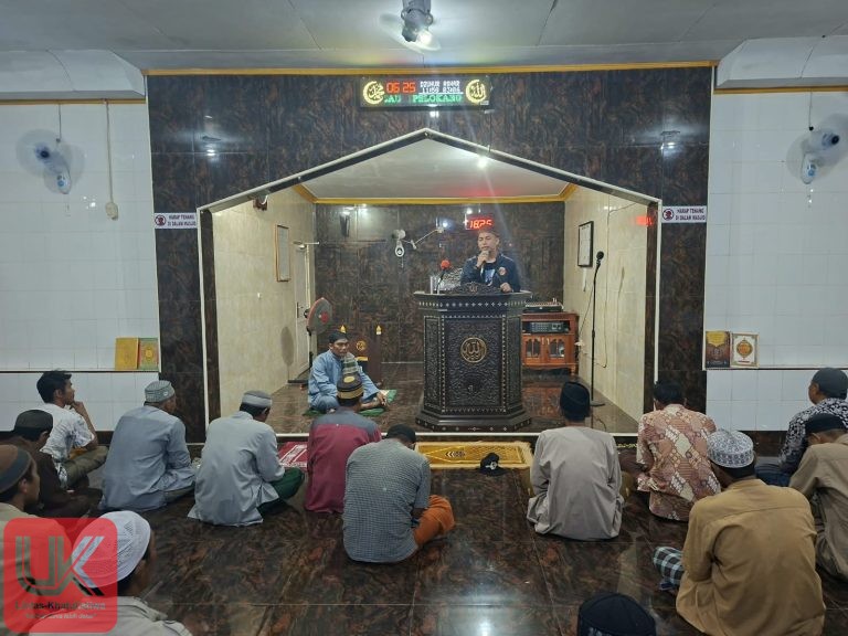 DEKAT DENGAN WARGA: Kapolsek Baru Liukang Tangaya Sapa Jamaah di Masjid Nurul Hidayah Pulau Pelokang