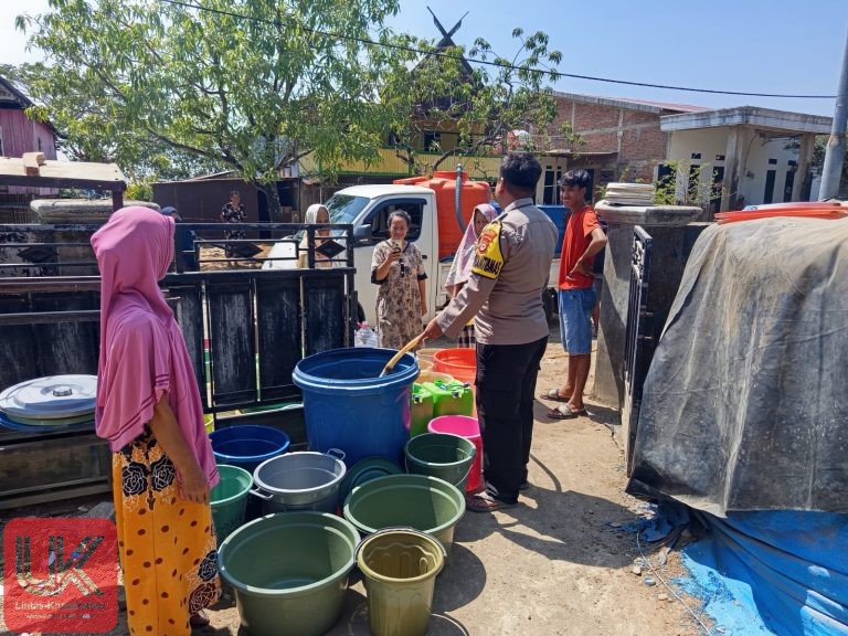Kepolisian Sektor Labakkang Salurkan bantuan air bersih secara gratis kepada masyarakat