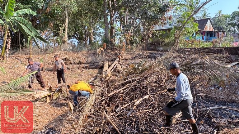 Cegah Kebakaran, Polsek Segeri Bersihkan Material Mudah Terbakar