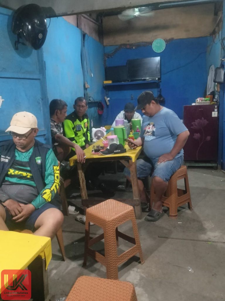 Personel Polsek Bungoro tingkatkan Patroli malam Sambangi Warga di Warung Kopi Sampaikan Pesan Kamtibmas