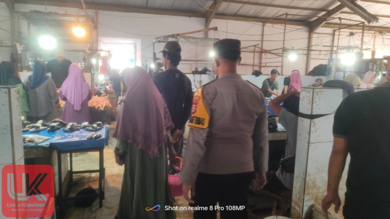 Sambangi Pasar Bonto-Bonto, Bhabinkamtibmas Polsek Ma’rang Ingatkan Warga Waspada Penipuan Berkedok Bantuan Pemerintah