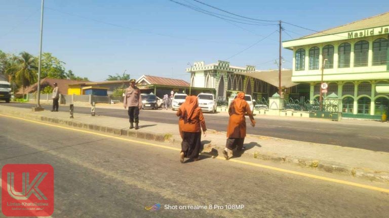 Kapolsek Ma’rang Pimpin Pengaturan Lalu Lintas Saat Sholat Jenazah Korban Kecelakaan