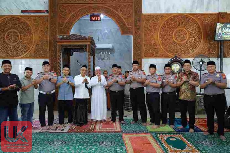 Polisi Bersama Masyarakat, Kapolda Sulsel Irjen Pol. Dr. M. Awal Chairuddin Laksanakan Safari Jumat di Masjid Nurul Iman Telkom Makassar