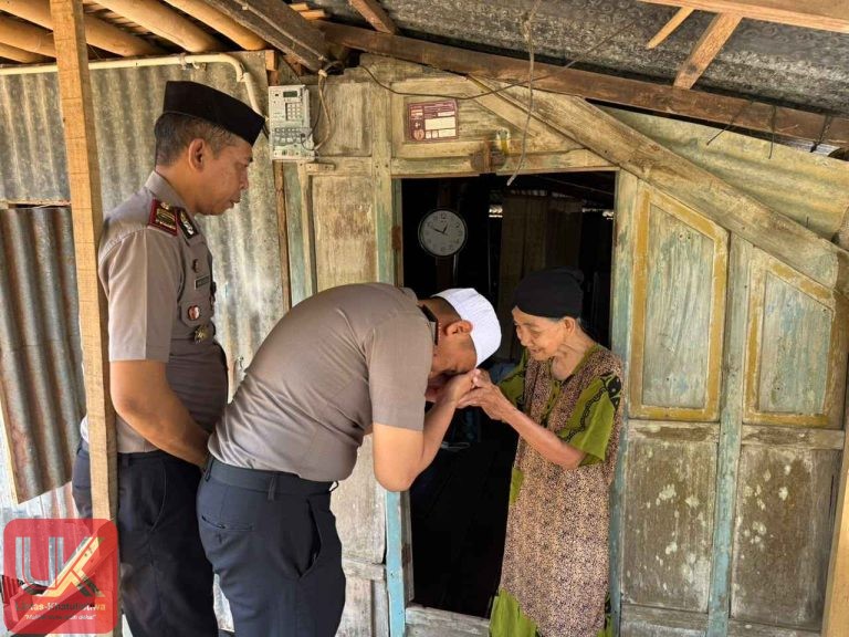 HARU! Kapolres Pangkep Cium Tangan Nenek 68 Tahun di Minasatene, Potret Polisi Humanis yang Memuliakan Ibu