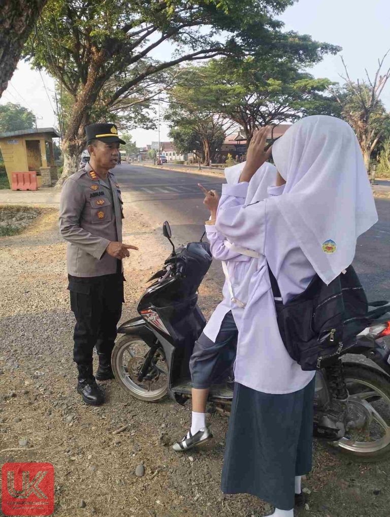 Pimpin Pengaturan Lalu Lintas Pagi, Kapolsek Ma’rang Edukasi Siswa MAN Pangkep Tertib Berlalu Lintas