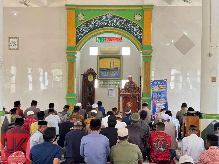 Jumat Keliling di Desa Parenreng, Kapolres Pangkep Ajak Masyarakat Jaga Kamtibmas dan Waspadai Berbagai Tindak Kejahatan
