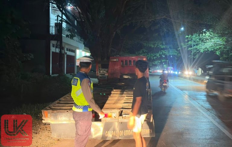 Sorot Lampu Biru di Jalan Poros, Unit Lantas Polsek Segeri Tegur dan Imbau Sopir yang Parkir di Badan Jalan