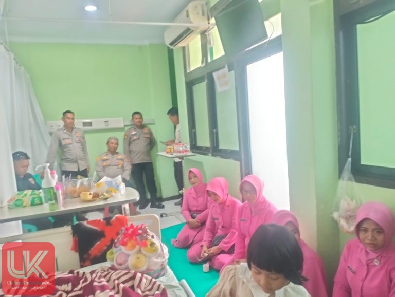 PELUKAN DARI SEBERANG PULAU: Kapolsek Liukang Tangaya Jenguk Anak Buah di RS Pelamonia Makassar