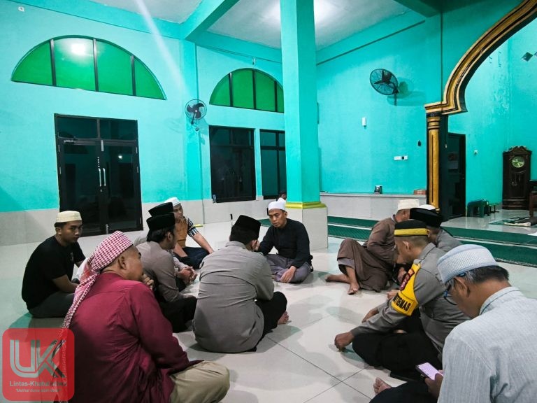 Dukung Program 100 Hari Kapolri, Kapolres Pangkep AKBP Aditya Pradana Shalat Isya Berjamaah di Masjid Darul Falah Bungoro dan Motivasi Personel Khuruj 3 Hari