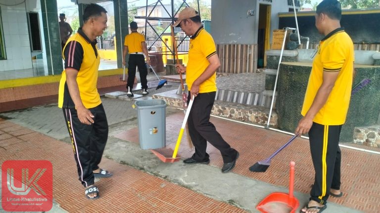 JUMAT BERSIH: KAPOLSEK MA’RANG GELAR KERJA BAKTI DAN JUMAT KELILING DI MASJID RAODATUL JANNAH LAIKANG
